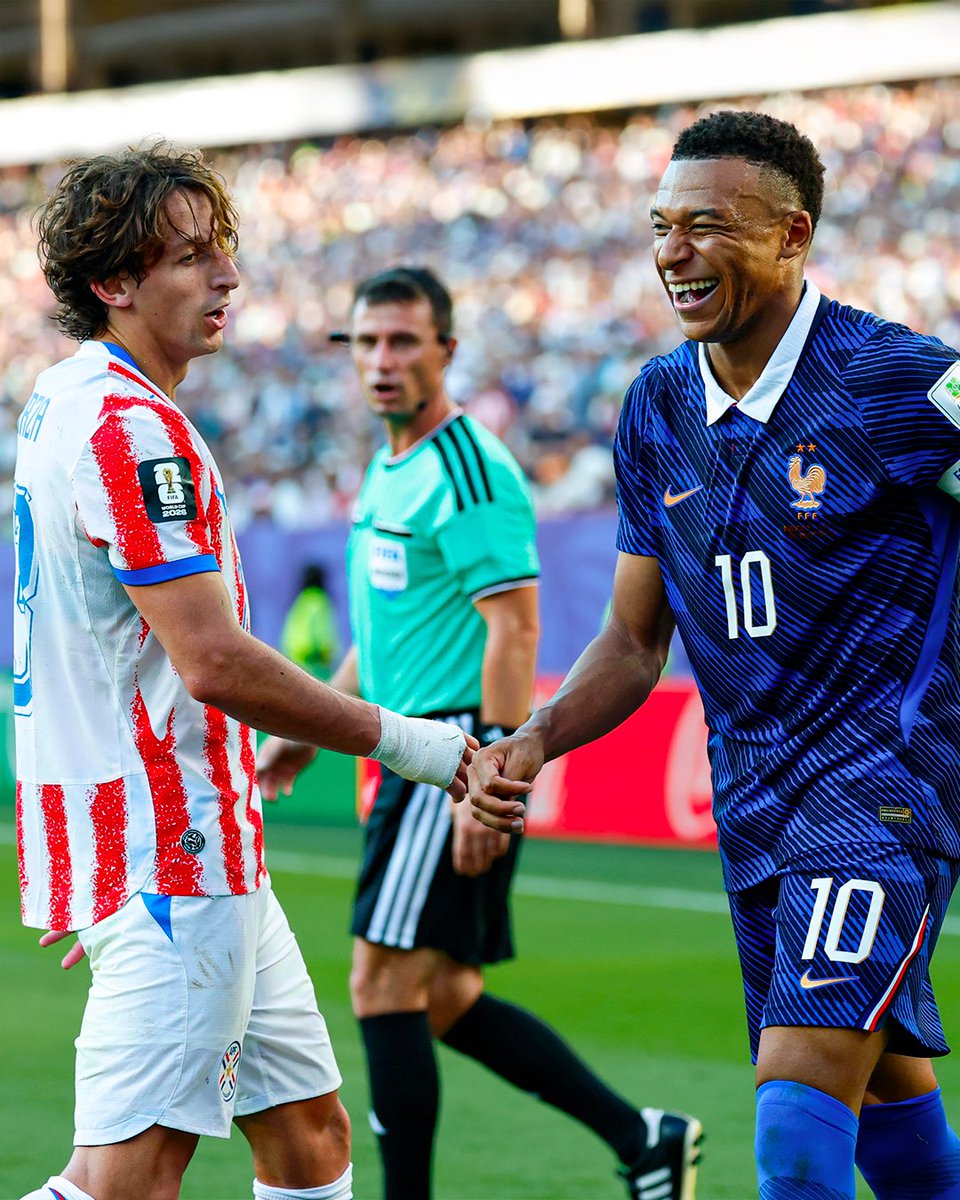 CanalplusFoot's tweet photo. C’était chaud hier 🥵

On vous a sélectionné les meilleures photos des moments forts entre les Français et les Paraguayens 🇫🇷🇵🇾

THREAD ⬇️ (y’a même Didier Deschamps 😂) https://t.co/u2n7IaRftP