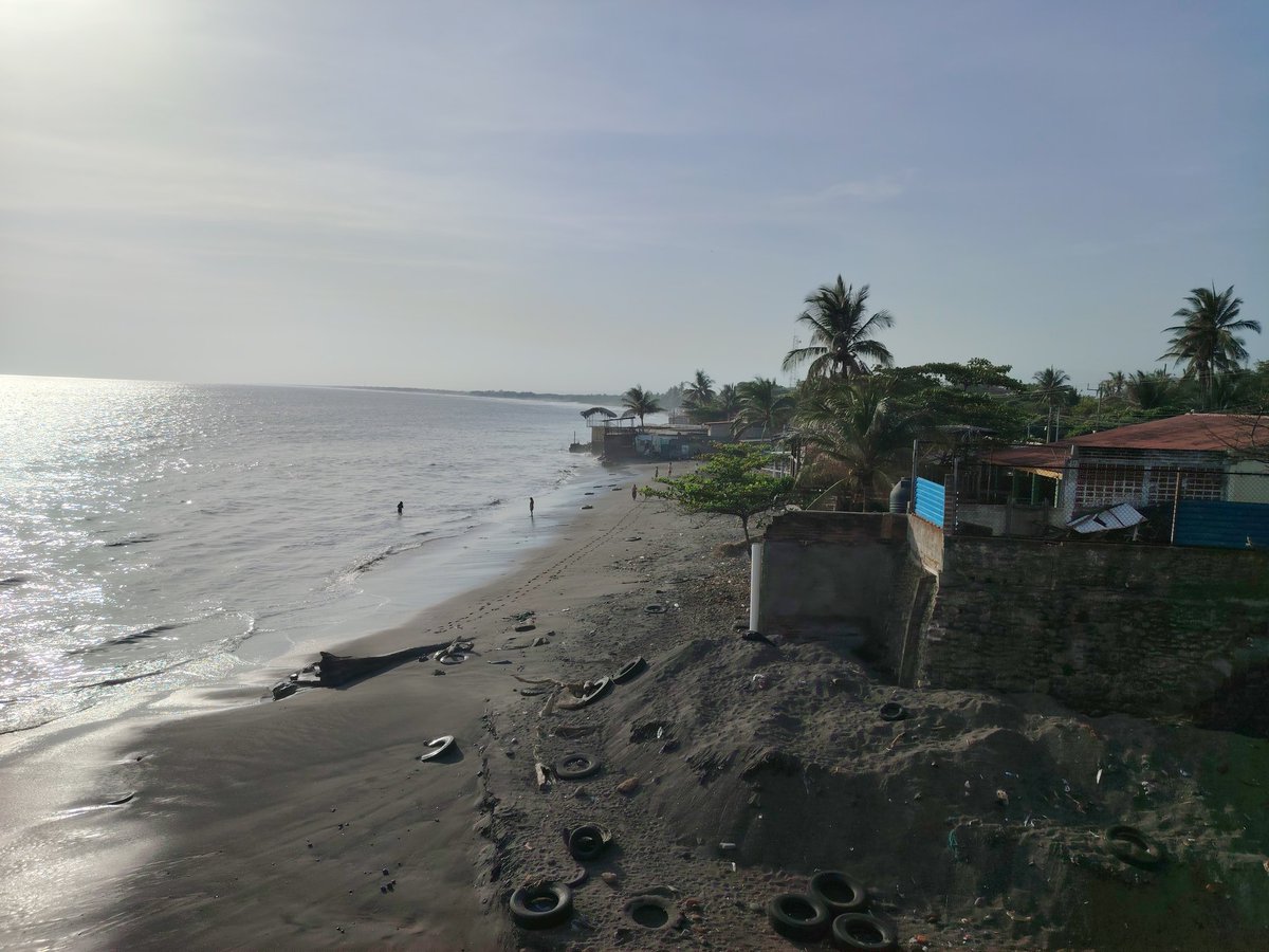 EAGPsting's tweet photo. @AcajutlaSv las playas, negocios y casas de Boulevard 25 de Febrero en Acajutla están abandonados, que se puede hacer por ellos? Quisiera explayarme pero es mejor que vayan a ver. 
Cc: @nayibbukele https://t.co/QtJx5HPwF1