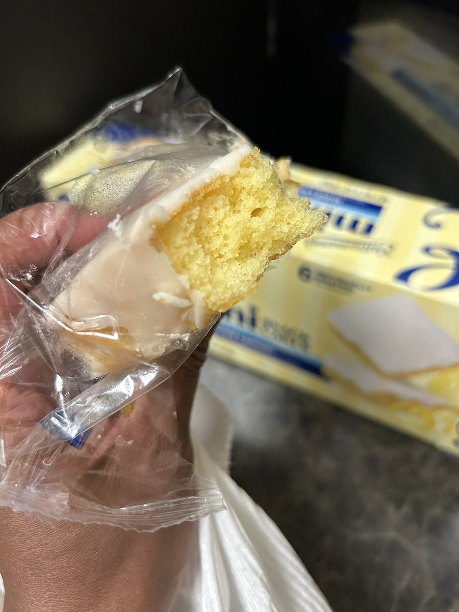 pmccoy7's tweet photo. I found these @entenmanns Iced Lemon Snack Cakes at @foodlion 
I like them.😋
🍰🍋🍰
#entenmanns #cakes #cakescakescakes #foodlion #snackcake https://t.co/zxPywov7ET