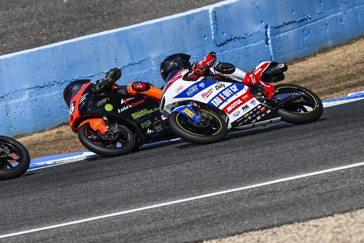 AlbertoE_26's tweet photo. RACE 1: Retired
RACE 2: P20
En la primera carrera un problema técnico nos obliga a retirarnos.😬
En la segunda carrera remontamos cinco posiciones en la salida pero otro piloto me golpea por detrás en la primera curva y nos relega a la última posición. Remontamos hasta P20. https://t.co/Er5zLN2PwQ