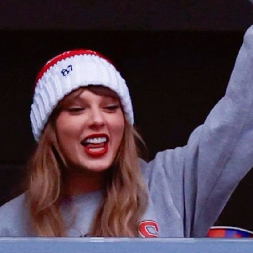 killswiftie's tweet photo. e quando ela apareceu com esse 87 super humilde bordado no gorro e na semana seguinte tava com um 87 QUILOMÉTRICO na testa https://t.co/lDz9V4a4b1