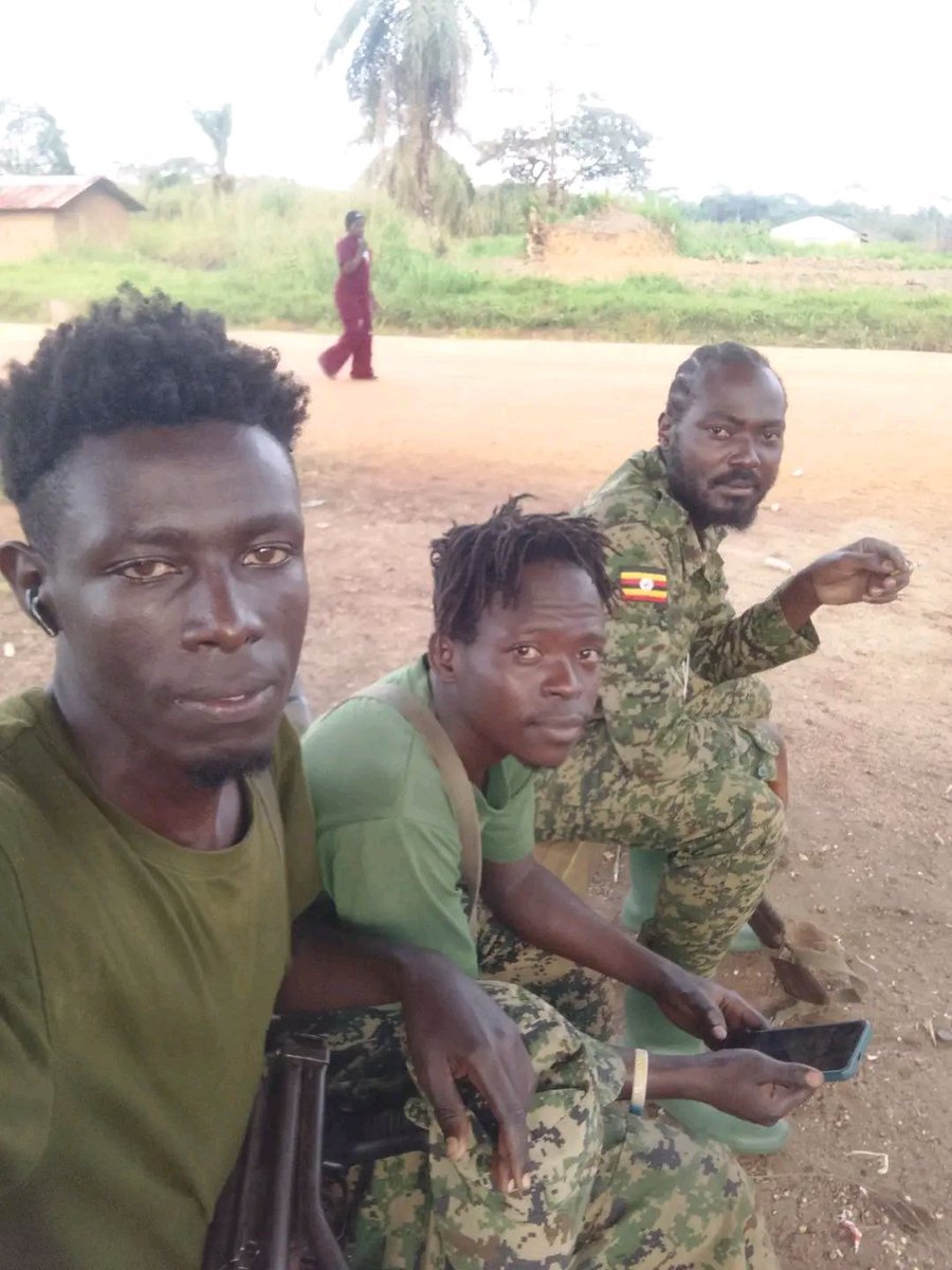 AnikucC1's tweet photo. Why are the UPDF soldiers allowed to grow hai only if they are in Congo ? https://t.co/BnPCaPuICa