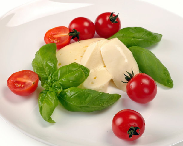 2bsNwgtJfAxOUzi's tweet photo. Fresh local basil, cherry tomatoes u0026 mozzarella just landed at the market! Perfect for your weekend caprese salad—stock up before they’re gone! https://t.co/KSQ3ZDPS6f