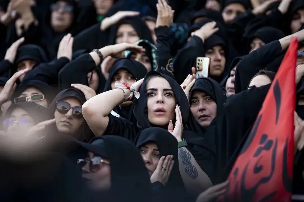 MarianoGiustino's tweet photo. Leggete con attenzione, per favore!
400 blogger e influencer stranieri sono giunti in #Iran per seguire la cerimonia e riportare fedelmente la propaganda che i media dei guardiani della rivoluzione stanno diffondendo nel mondo.
Dunque, occorre insistere nel documentare correttamente quel che accade in queste ore in #Iran. Fate girare e condividete, per cortesia!
Ecco, in breve, quello che una informazione corretta e completa dovrebbe riportare sui funerali farseschi del dittatore della "repubblica" islamica, ma che, purtroppo, nessun media mainstream vi dirà mai. Nessuno vi parlerà della sceneggiata che il regime sta rappresentando in queste ore in Iran con decine di migliaia di fanatici islamisti fatti affluire da tutto il Medio Oriente, dall'Africa e dall'Asia e con le donne in nero, gente povera costretta a partecipare alle manifestazioni per un pezzo di pane, per un uovo o un pugno di farina o per qualche spicciolo per comprare le medicine che in queste ore sono introvabili.
- ATTENZIONE! La "repubblica" islamica si avvale di lobbying praticata da reporter, filoregime islamico, occidentali. La "repubblica" islamica si avvale inoltre di centinaia di blogger stranieri per promuovere la propria versione dei fatti riguardo al funerale e alla sepoltura dell'ex dittatore iraniano Ali #Khamenei. L'obiettivo dei pasdaran è mascherare l'isolamento internazionale del regime e il boicottaggio della cerimonia da parte delle principali potenze mondiali e, soprattutto, della stragrande maggioranza della popolazione iraniana che vi si oppone con grande coraggio.
Mohammad Mehdi Imanipour, capo dell'Organizzazione per la Cultura e la Comunicazione Islamica, ha annunciato domenica 4 luglio, in un'intervista all'agenzia di stampa Tasnim, affiliata alle Guardie Rivoluzionarie, che circa 400 blogger e influencer stranieri sono giunti in Iran per seguire la cerimonia.
Ha sottolineato la necessità di "raccontare un'immagine vera e accurata di questa cerimonia" e ha affermato che centinaia di blogger stranieri sono riusciti a pubblicare a livello internazionale "ottimi filmati e immagini" propagandistici del funerale di Khamenei. È bene sottolineare che la stragrande maggioranza della popolazione iraniana non ha partecipato a questa ignobile scenografia perché non dimentica.
Per milioni di iraniani, Khamenei è un nome legato al massacro di Aban, alla repressione del movimento “Donna, Vita, Libertà, alle impiccagioni di giovani manifestanti, alle torture indicibili di oppositori, di minoranze e anche di minori, alla povertà diffusa, alle migrazioni forzate, alla corruzione strutturale, alla carenza di acqua, di cibo, di farmaci, di assistenza sanitaria e alla trasformazione della vita quotidiana in un campo di battaglia. Il governo vuole coprire questa memoria con il suono delle “lamentanze”. Quella popolazione che ha partecipato ai funerali era lì per paura, per coercizione, perché pagata o per abitudine o per indifferenza. Decine di migliaia non sono cittadini iraniani, ma popolazione araba fatta affluire da diversi angoli del pianeta.