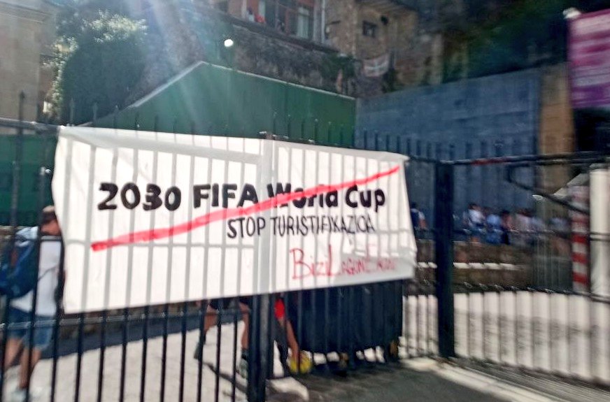 BiziLagunEkin's tweet photo. Ez dugu nahi 2030eko gizonezkoen futbol mundiala #Donostia-n jokatzea. Ez dugu gure aurkako golik ospatuko. #DesazkundeTuristikoa https://t.co/NLy7cTTieo