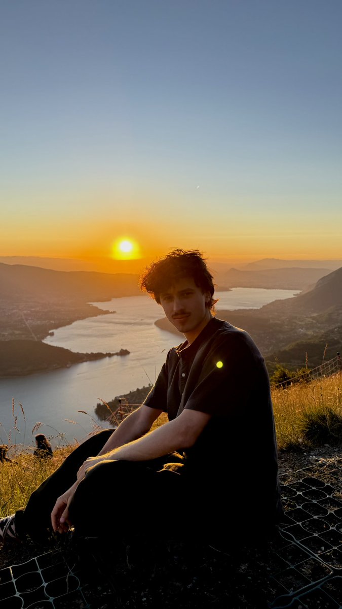 LsneMathys's tweet photo. Le soleil ☀️ en haute Savoie 🏔️#LGBTQIAStayProud https://t.co/o50EAnM1lp