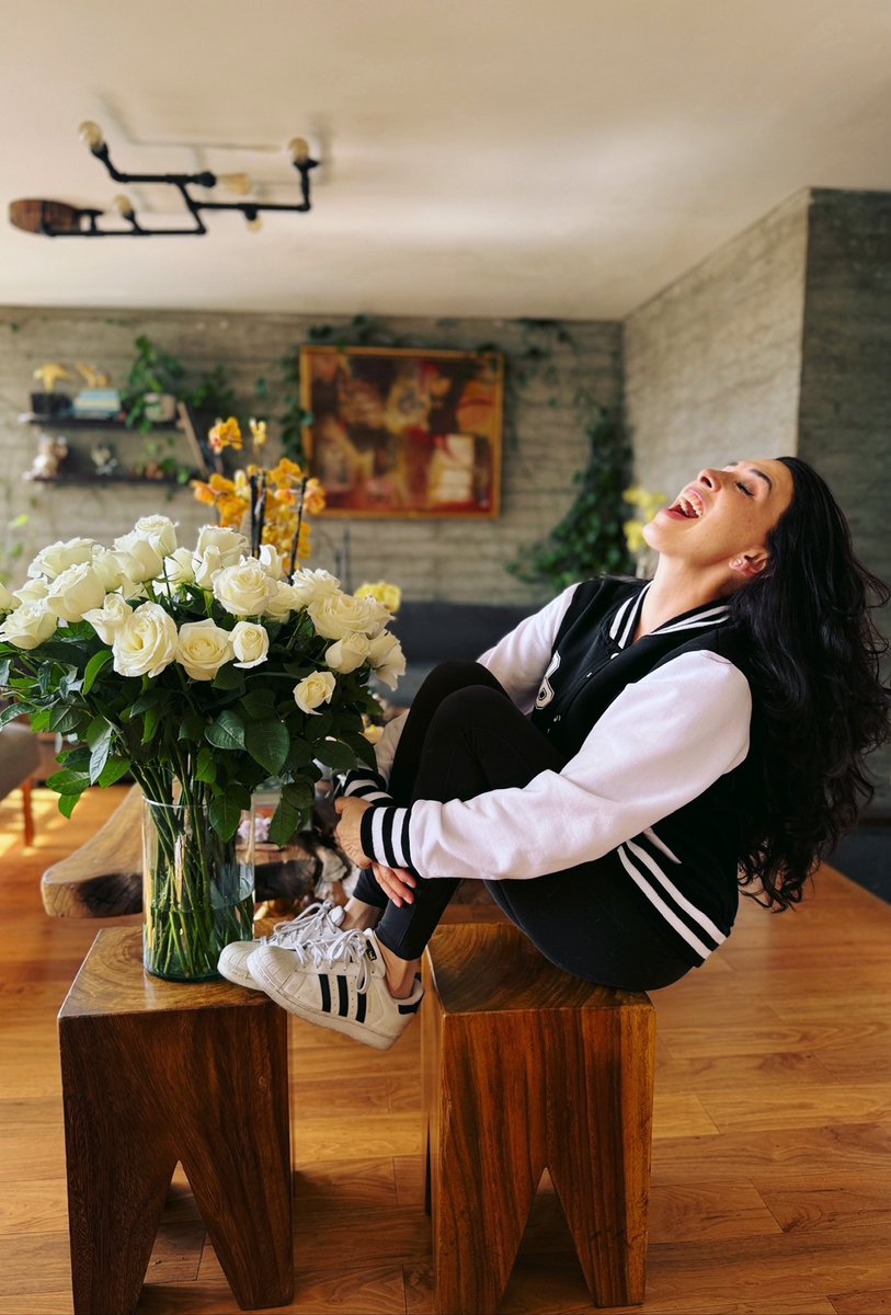 DalilahPolanco's tweet photo. La vida se ve mucho más bonita cuando una se toma menos en serio y sonríe más. ✨

#ChingazoDeBesos 💜 #ChingazoDeAmor https://t.co/C47pVBAQqi