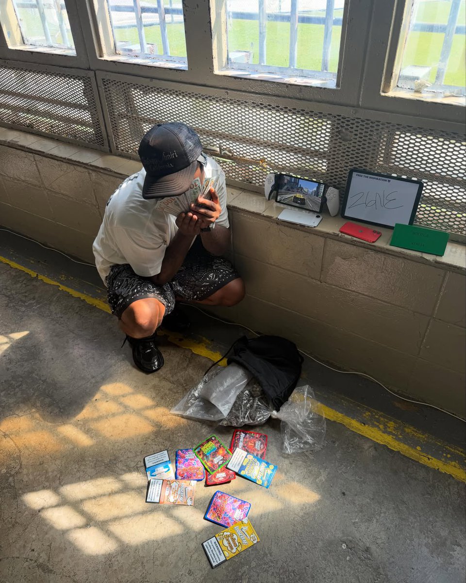 TRIGGERHAPPYV1's tweet photo. Inmate is going viral for obtaining $100 bills, cannabis and multiple electronic devices while in prison https://t.co/icGTIFfimO