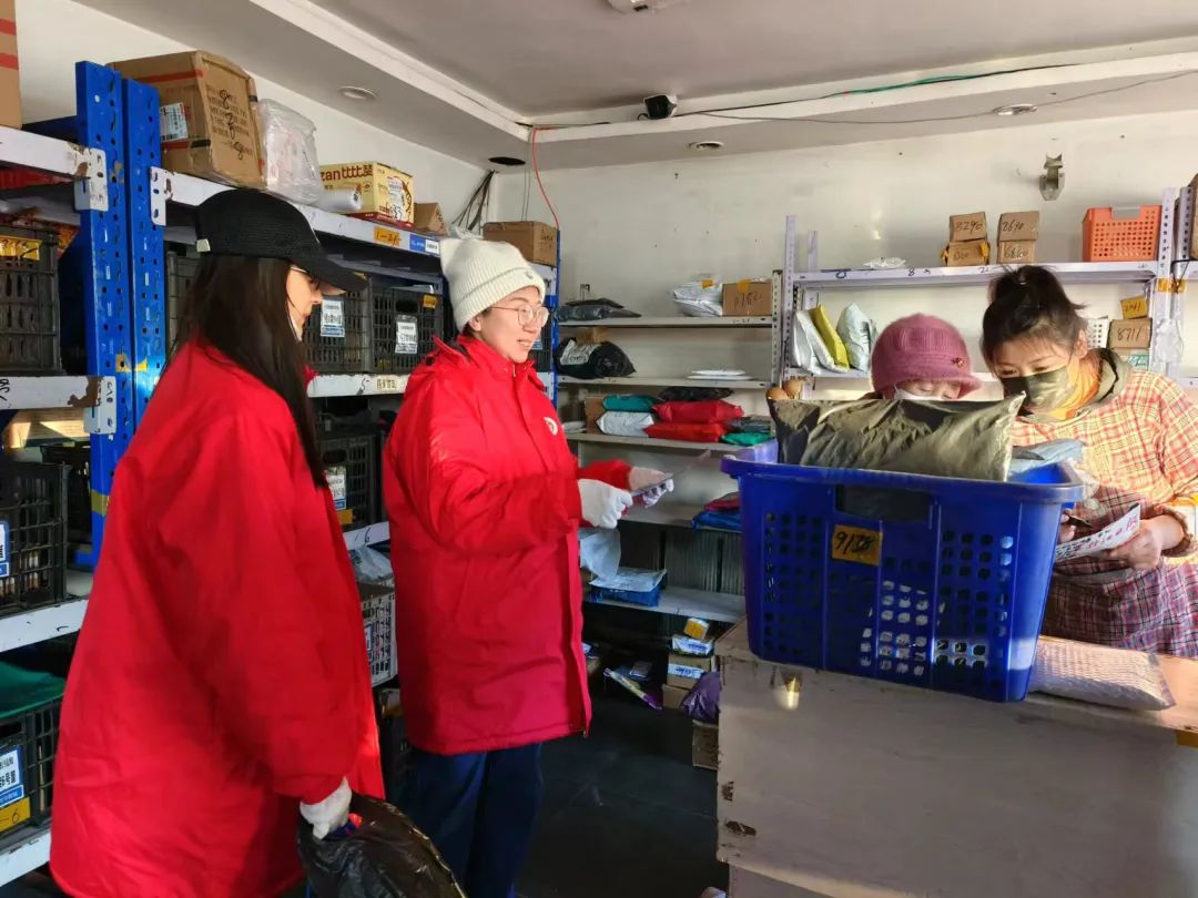 JulietteBoureau's tweet photo. Spent a meaningful morning sorting and distributing hygiene kits for unhoused neighbors downtown. Small acts make big differences—grateful for every warm chat u0026 helping hand today. https://t.co/6s7TuQTG7p