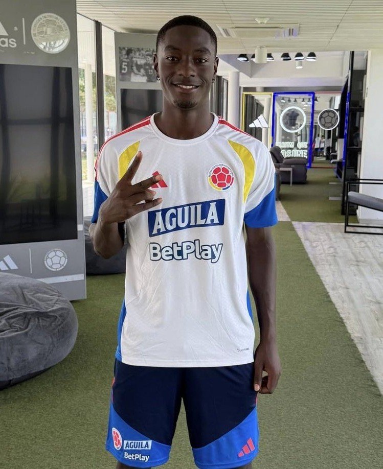 frabigol's tweet photo. Es ESCANDALOSSMENTE BUENO el nivel de Robinho Quinto en la reserva de River. Está un escalón arriba en timing comparado al resto de los que están en la cancha.

Colombiano de 18 años, zurdo, juega de central y lateral izquierdo. Buena salida, defensa y juego aereo. Es un animal. https://t.co/3EziG1bmUG