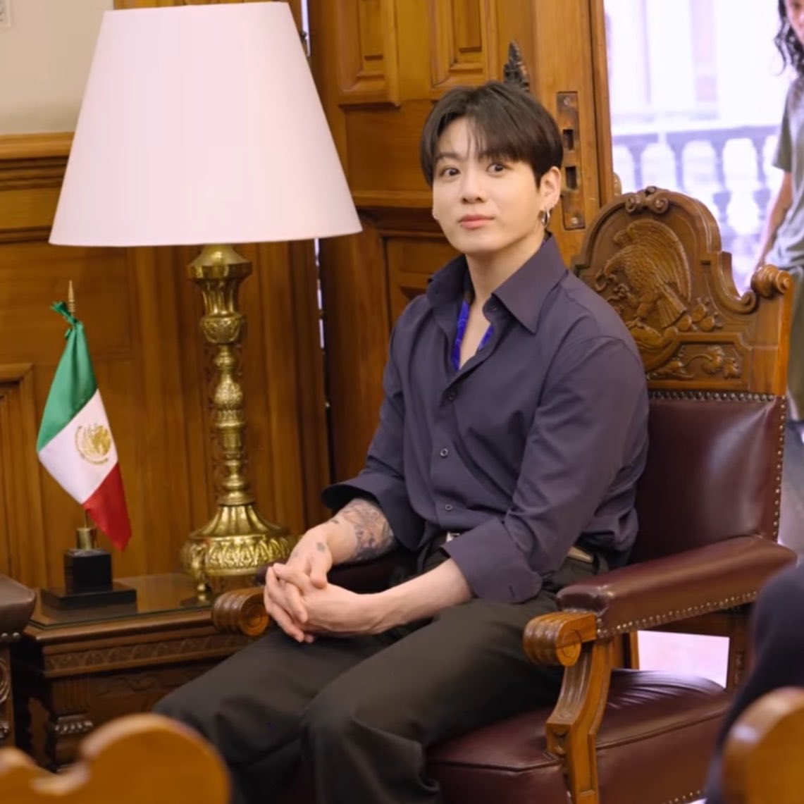 jiminhoneybts2's tweet photo. EL JUNGKOOK TODO SACADO DE PEDO EN INGLATERRA VIENDO QUE LA BANDERA DE MÉXICO ES LA DE INGLATERRA ,Y LA DE INGLATERRA ES LA DE MÉXICO O COMO ERA 🤣 https://t.co/mKhF4en30N