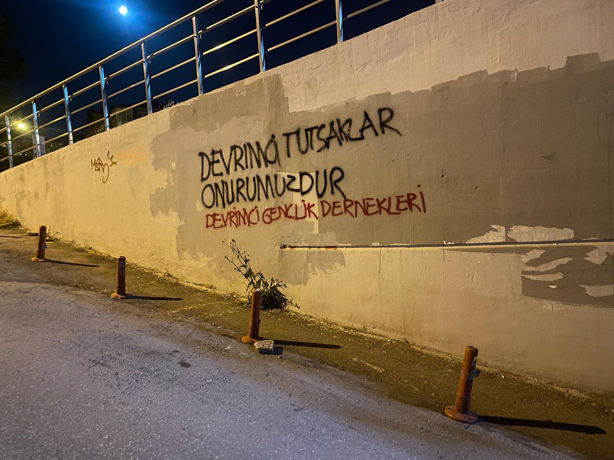AnkaraDevGen19's tweet photo. Baskılara karşı geri adım atmayacağız! Memleketi emperyalizme teslim etmeyeceğimiz gibi yoldaşlarımızı da sizin karanlığınıza bırakmayacağız. Yoldaşlarımızı alacağız! https://t.co/wa5f4PR2Ni
