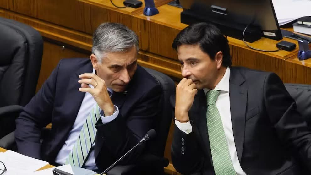 marce_amalia's tweet photo. ‼️ PAREJA DE TRAIDORES‼️ 

VOTARON EN CONTRA DE LA ACUSACIÓN CONSTITUCIONAL CONTRA EL MINISTRO GRAU.

CON ESO TODO EL DESCALABRO ECONÓMICO QUE DEJÓ ESCONDIDO BORIC EN CONTRA DEL ACTUAL GOBIERNO PASA A SER CULPA DEL GOBIERNO DE KAST. 
Ni Perdón Ni Olvido.. https://t.co/tst8ZTnB8L