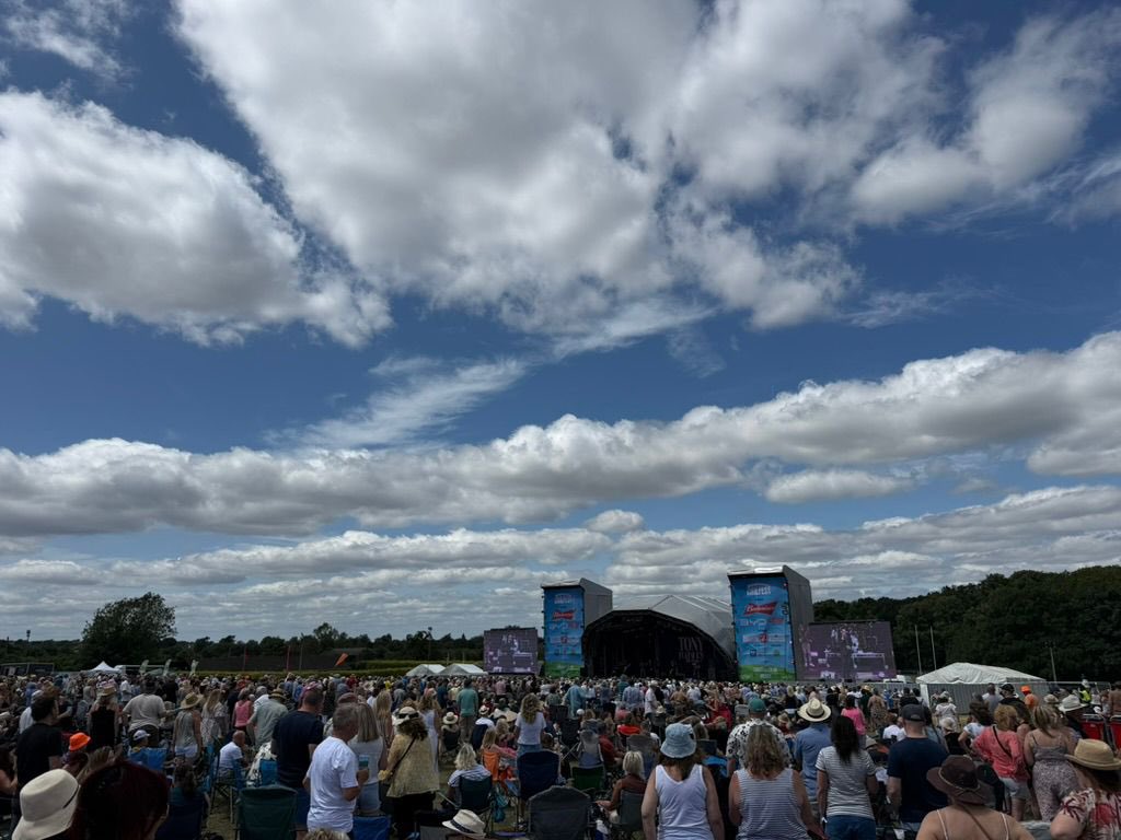 TheTonyHadley's tweet photo. Fantastic time at @Chilfest yesterday! Great weather and a great crowd. Love and thanks, Tone xx https://t.co/AH3Oaf0qAm