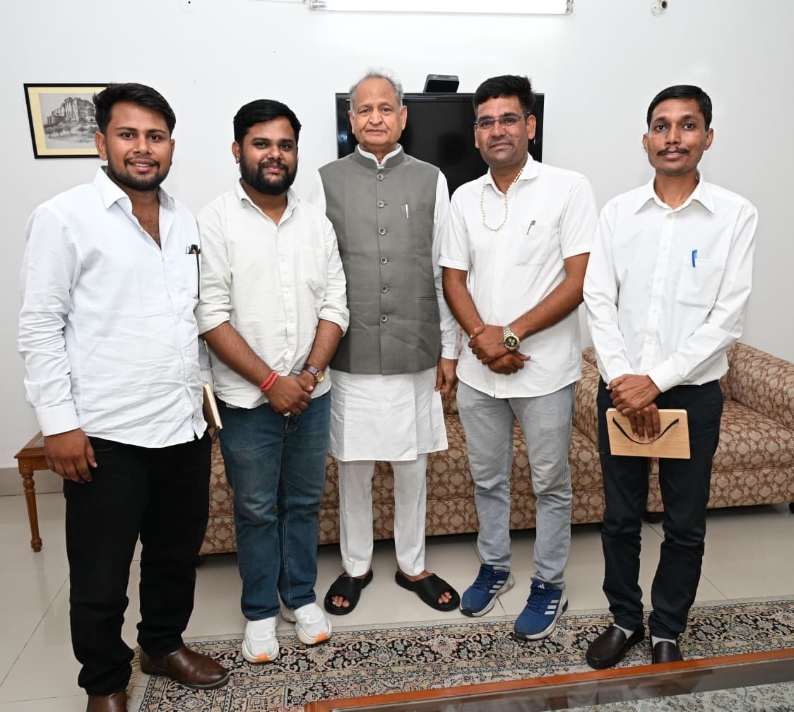 ChandreshSuniy1's tweet photo. पूर्व मुख्यमंत्री जननायक अशोक गहलोत जी से जयपुर निवास स्थान पर शिष्टाचार मुलाकात करी एवं उनके ओटोग्राफ (हस्ताक्षर) डायरी (दैनदिन) पर प्राप्त करके मेरा मन बहुत प्रफुल्लित हुआ ।
#AshokGehlot #manishsenajmer #dakshnahar #samerBhatnagar https://t.co/7eU6Usg0cB