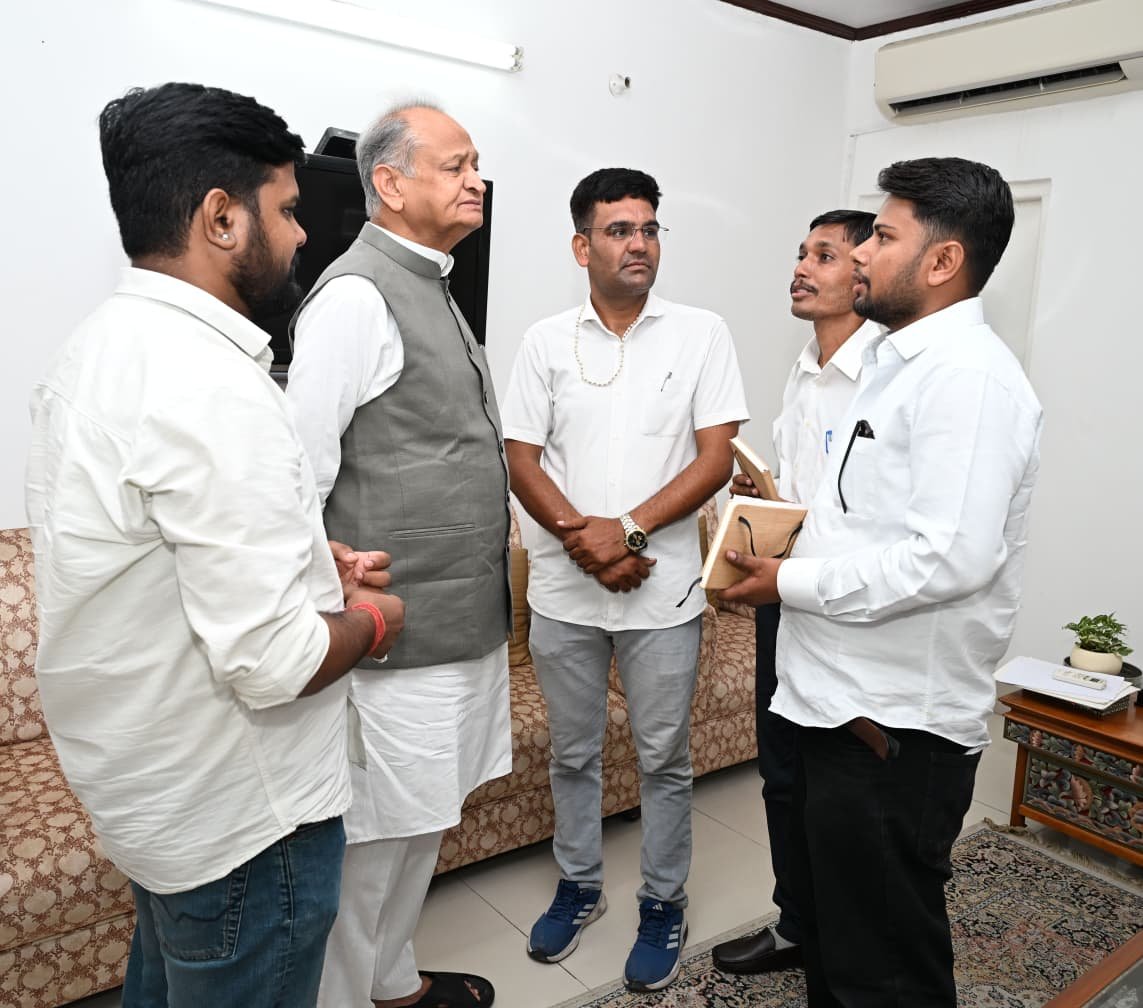 ChandreshSuniy1's tweet photo. पूर्व मुख्यमंत्री जननायक अशोक गहलोत जी से जयपुर निवास स्थान पर शिष्टाचार मुलाकात करी एवं उनके ओटोग्राफ (हस्ताक्षर) डायरी (दैनदिन) पर प्राप्त करके मेरा मन बहुत प्रफुल्लित हुआ ।
#AshokGehlot #manishsenajmer #dakshnahar #samerBhatnagar https://t.co/7eU6Usg0cB