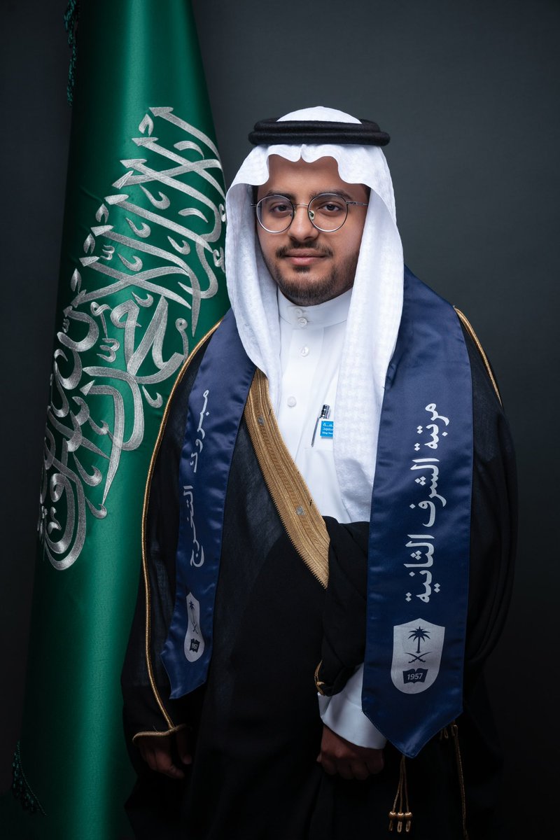 realATurki's tweet photo. ﴿وَآخِرُ دَعْوَاهُمْ أَنِ الْحَمْدُ لِلَّهِ رَبِّ الْعَالَمِينَ﴾

الحمد لله الذي بنعمته تُستفتح المقاصد، وبه تُدرك الغايات. ✨

أُعلن اليوم، بعد أعوامٍ من التحصيل وجمال التوفيق، تخرجي من #جامعة_الملك_سعود، وحصولي على درجة البكالوريوس في #الإعلام - مسار #العلاقات_العامة، بمرتبة الشرف الثانية.

وامتنانًا للفضل، ووفاءً للأثر، أتقدم بالشكر لأساتذتي الأفاضل الذين لم يقتصر عطاؤهم على نقل المعرفة، بل تجاوزوه إلى بناء الفكر، وصقل الشخصية، وتوجيه البصيرة. كما أشكر زملائي الذين تقاسمنا مقاعد العلم، وتشاركنا شغف التعلم، فكان الرفيق معينًا، وكان الأثر ثمينًا.

ولجامعتي العريقة؛ التي احتضنت الطموح، وأثرت المدارك، وفتحت أبواب التجربة والتميز، من خلال بيئةٍ أكاديميةٍ ثرية، وأنشطةٍ طلابيةٍ نوعية، أسهمت في تشكيل الوعي، وتنمية المهارة، وتعزيز الحضور، أرفع أصدق عبارات الامتنان والعرفان.

كما أعتز بتجربتي التدريبية في الإدارة العامة للتواصل الاستراتيجي بـ #وزارة_الدفاع، وهي تجربةٌ أتاحت لي ملامسة الممارسة المهنية في أحد أهم ميادين الاتصال المؤسسي، فازدادت المعرفة عمقًا، والرؤية اتساعًا، والطموح رسوخًا.

وإن كان هذا #التخرج مسك ختام مرحلةٍ زاهرة، فهو في الوقت ذاته مفتتح مرحلةٍ أخرى أرحب أفقًا وأبعد أثرًا؛ مرحلةٍ أسعى فيها إلى تحويل المعرفة إلى قيمة، والطموح إلى إنجاز، والفرص إلى أثرٍ مستدام.

أسأل الله أن يبارك الخطى، ويوفق المسعى، ويجعل القادم أجمل مما مضى. 🤍
