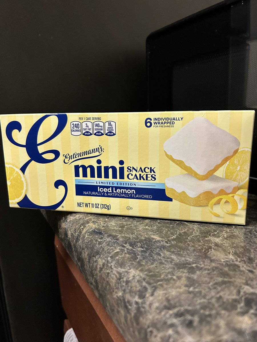 pmccoy7's tweet photo. I found these @entenmanns Iced Lemon Snack Cakes at @foodlion 
I like them.😋
🍰🍋🍰
#entenmanns #cakes #cakescakescakes #foodlion #snackcake https://t.co/4RThnlrOVt