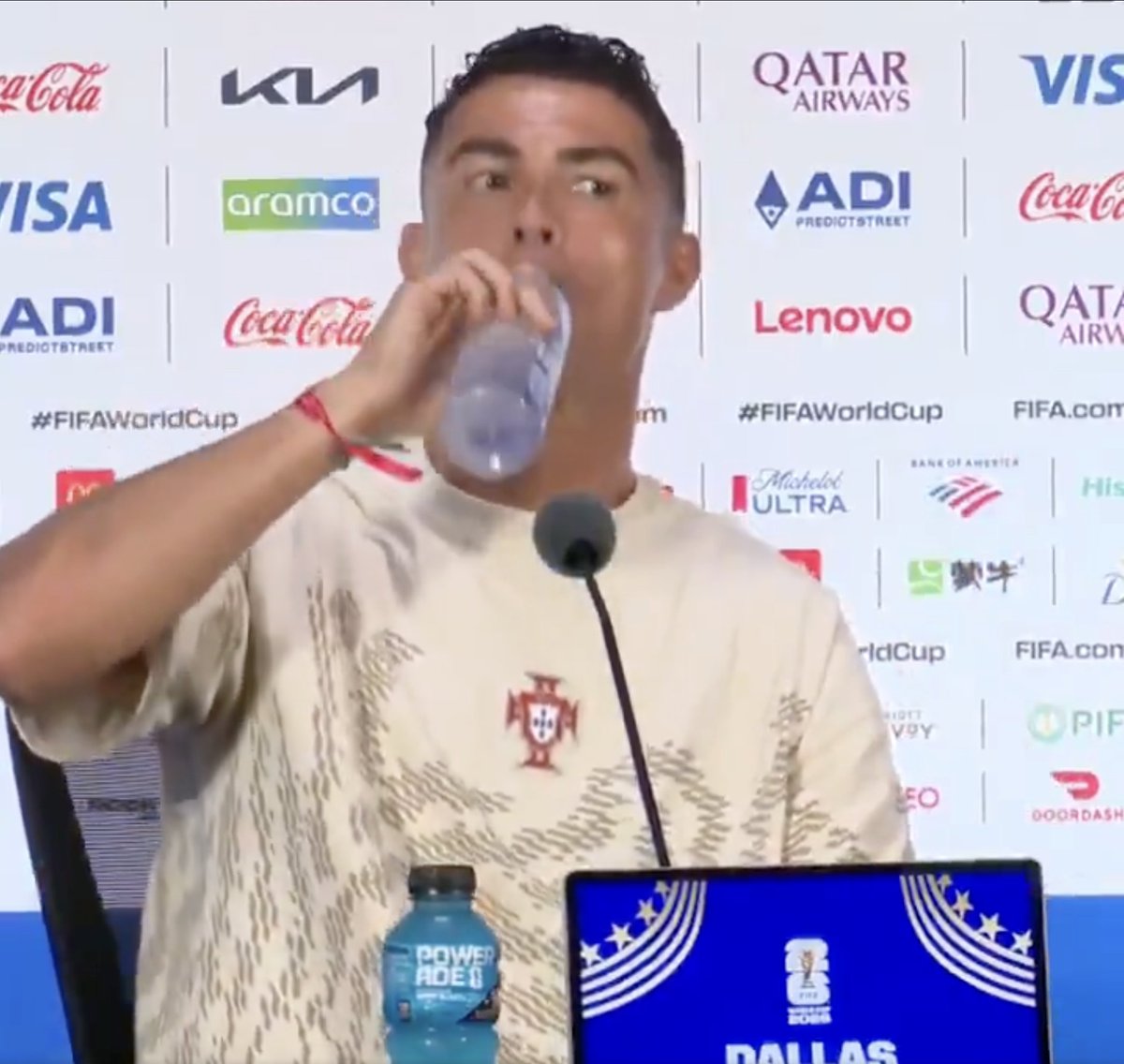 _BeFootball's tweet photo. Ronaldo 🇵🇹 a profité de la conférence de presse pour confronter Marcelo Bechler, journaliste brésilien, qui a écrit de nombreux articles pour critiquer la star portugais :

CR7 : « Je défie celui-là, celui-là, à poser une bonne question, vu qu’il ne m’aime pas. » 

Marcelo Bechler : « Quelle est la chose la plus difficile dans une Coupe du Monde à 41 ans ? »

CR7 : « Parler avec vous, qui ne m’aimez pas surtout, et toi t’en fais partie, je le sais. »