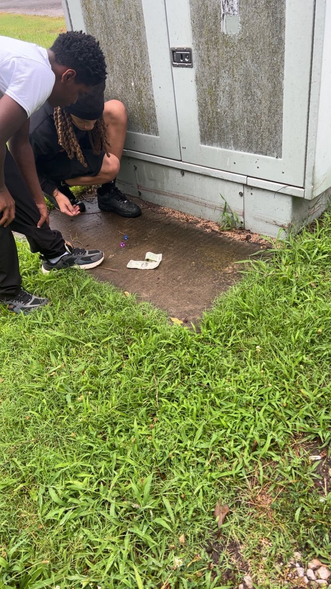 FentanylMover's tweet photo. I love poppin my shit on twitter they be so mad😂🤣 Peep my lil cousins shootin dice nd nun of them niggas over 18😂 https://t.co/WG6L5Cky05