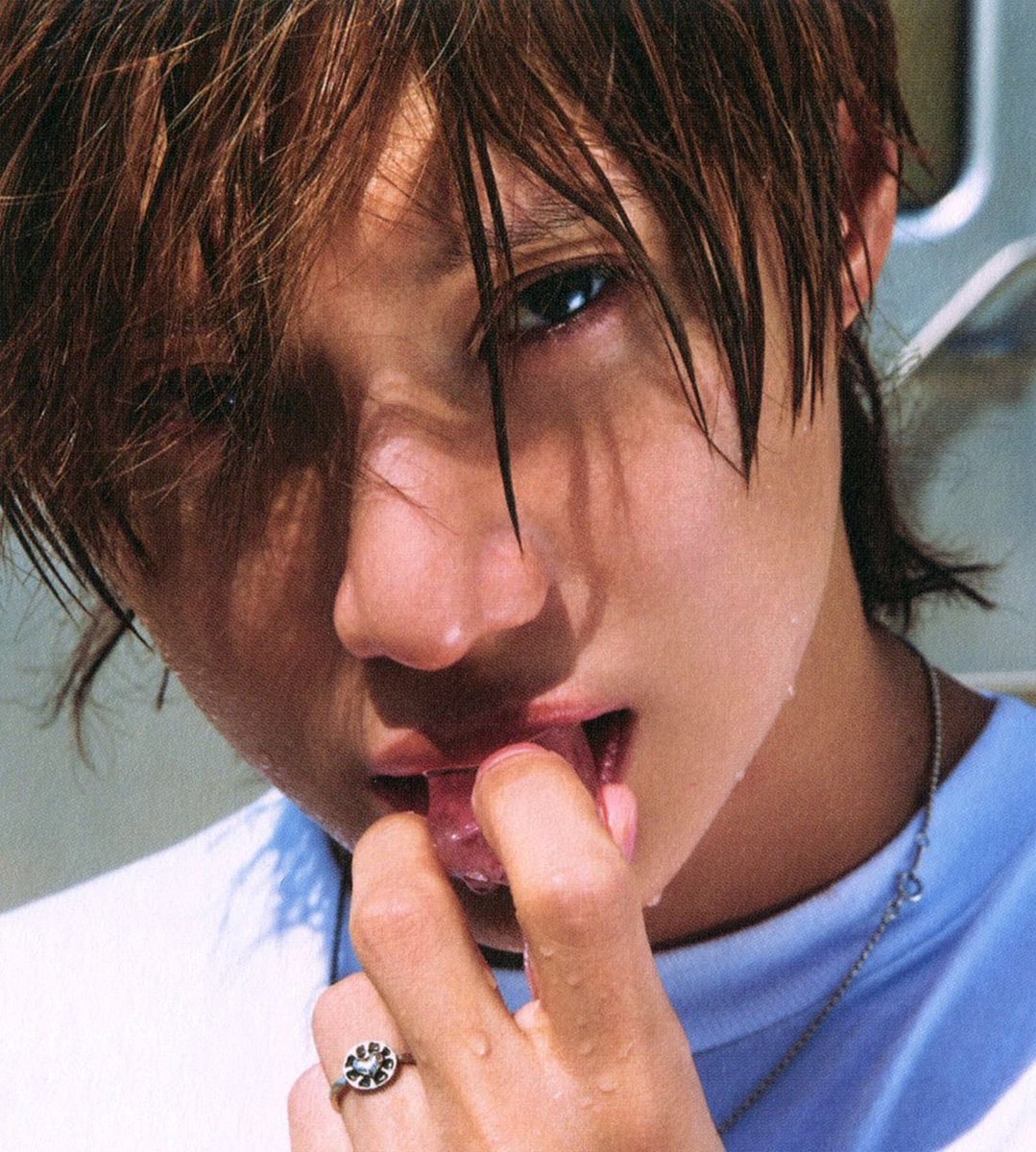 6v6zone's tweet photo. big fan of taemin putting things in his mouth https://t.co/O3vp3Y099r