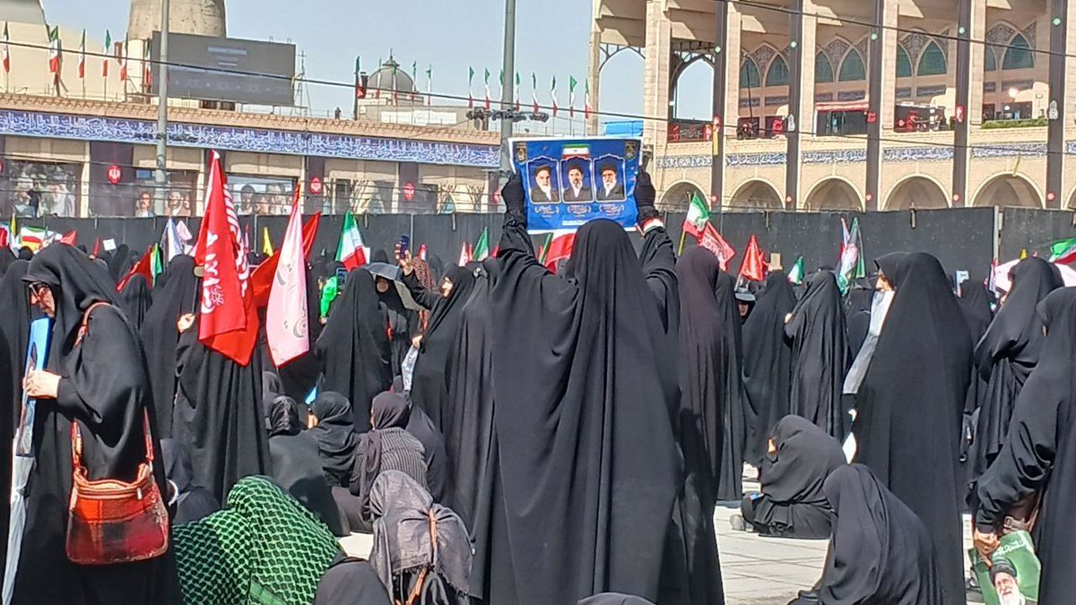 sedna_ir's tweet photo. آدمی، گاهی تمامِ راه را می‌آید تا فقط چند لحظه سکوت کند. نه سخنی برای گفتن دارد و نه گلایه‌ای؛ فقط می‌خواهد دلش را به همان جایی برساند که سال‌ها به آن دل بسته بود. بعضی قرارها، پاسخِ همه‌ی حرف‌های ناگفته‌اند.
#حی_علی_التهران https://t.co/fvyhruroxf