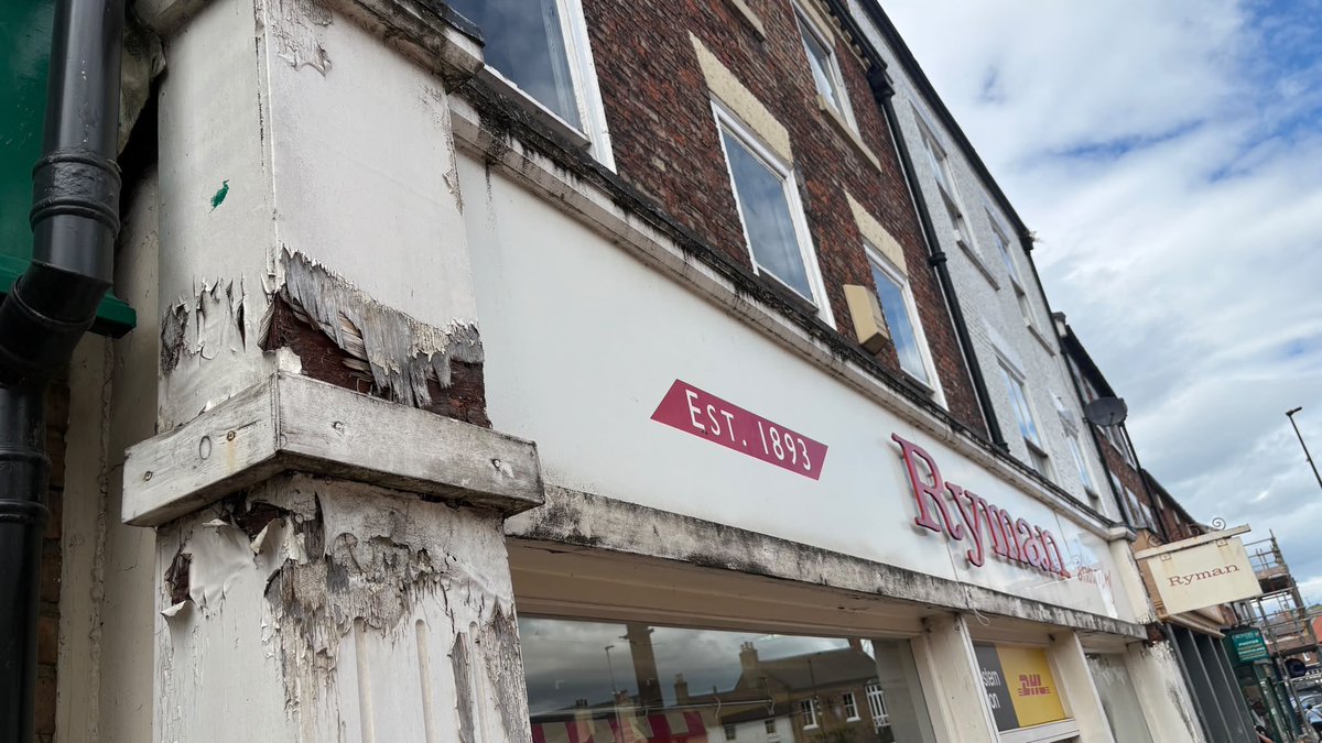 sarakvbarker's tweet photo. @TheoPaphitis Hello! You’ve done so much for the UK’s high streets, thank you 😊 I thought you might want to know that @RymanStationery in Northallerton needs some love. It’s looking very worse for wear and letting down the side in a great market town. Please can you help? https://t.co/9081OC2igz