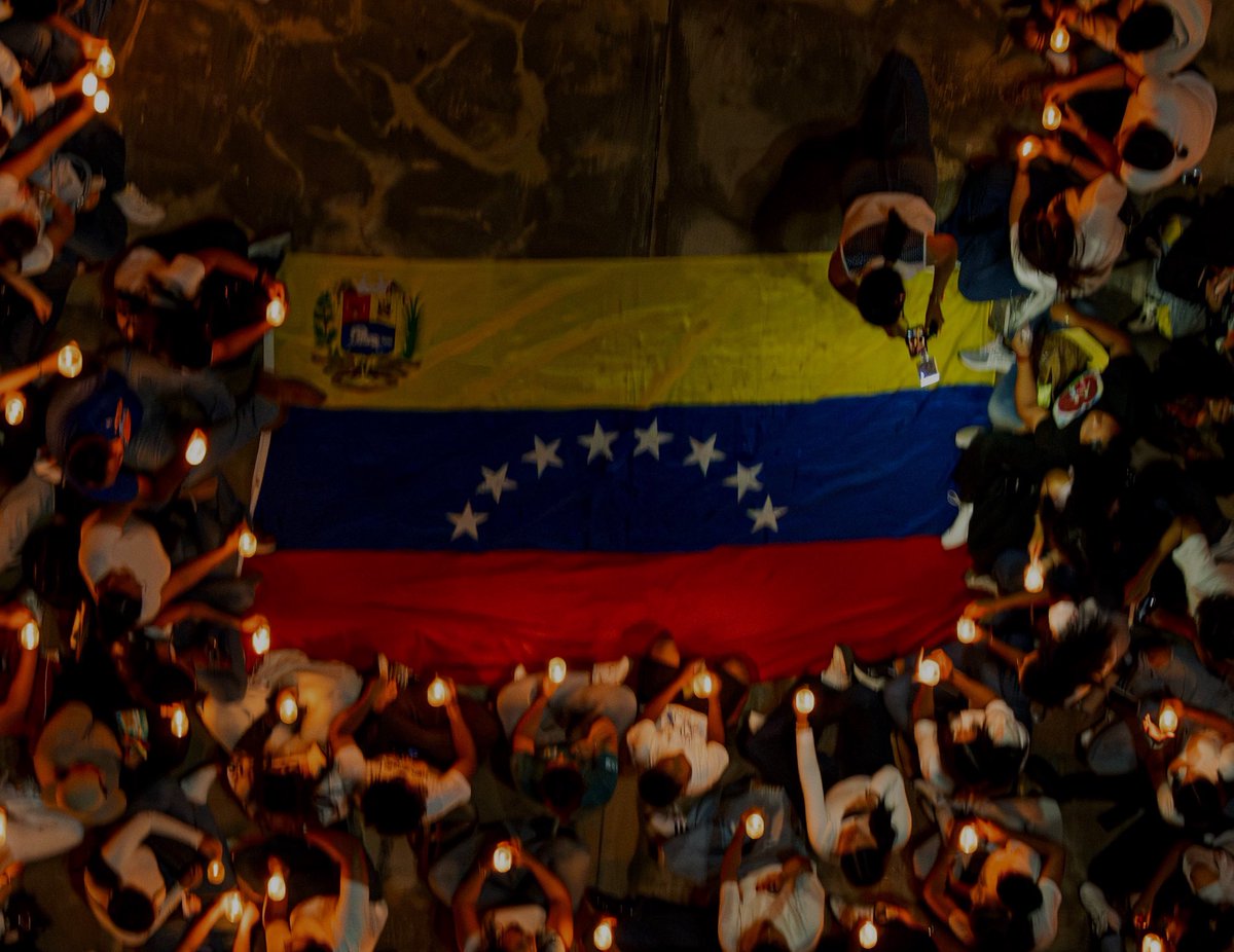JuanPGuanipa's tweet photo. Hace 215 años, Venezuela nació como nación independiente. 

El 5 de julio dimos el primer paso de un pueblo que se volvió punta de lanza para la independencia de un continente entero. 

Nuestros próceres se comprometieron con la idea de una Venezuela libre e independiente y en los sangrientos y difíciles años de guerra que vinieron luego nunca abandonaron esa promesa.

Se sobrepusieron al terremoto de 1812, se enfrentaron a
Boves y llevaron la independencia desde el llano venezolano hasta Los Andes peruanos. 

Hoy, los venezolanos conmemoramos nuestro nacimiento con un luto y dolor inimaginables.

Todos compartimos la angustia, el dolor y la frustración de las madres que han perdido a sus hijos y de los hijos que han quedado solos. 

Pero si algo hemos demostrado como nación en estos días oscuros, es que los venezolanos seguimos siendo el mismo pueblo valiente y arrojado de 1811.

Un pueblo que no se rinde y que nunca abandona el compromiso por Venezuela. 

Demostramos ese arrojo cada vez que un rescatista salvaba a un hermano con sus propias manos. 

Demostramos esa solidaridad con cada donación que hicimos para los afectados. 

Hoy los venezolanos enfrentamos un desafío igual de grande que nuestros próceres. 

Tenemos la doble responsabilidad de reconstruir nuestra nación del desastre natural y de liberar a nuestro país de esta dictadura que nos oprime. 

Y al igual que Bolívar, Páez y Urdaneta lo hicieron, nosotros nos recuperaremos de estas terribles tragedias y escribiremos un mejor capítulo para Venezuela.

Viva Venezuela Libre