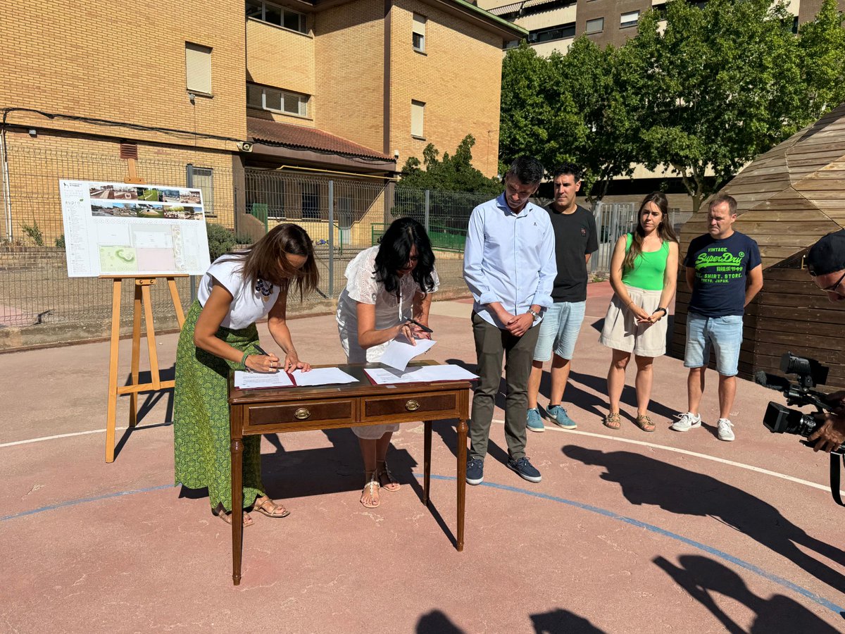 cmsusin's tweet photo. 🌳 Este viernes firmamos el convenio para la renaturalización del patio del #CEIPAlcoraz con la alcaldesa de Huesca, @Lorena_OrdunaP
🔗 https://t.co/Ygvc8noW9Y
Conlleva una inversión de 165.437 euros, financiados por el @aytohuesca, dentro de la iniciativa #PatiosXElClima https://t.co/TJRCCLzkY8