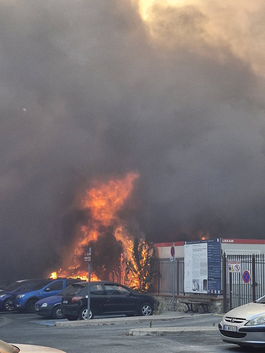 InfosFrancaises's tweet photo. ALERTE - La situation devient hors de contrôle dans les Pyrénées-Orientales, autour d'Ille-sur-Têt, où un incendie gigantesque prend de l'ampleur, vient de pénétrer dans le massif des Aspres et a parcouru plus de 2000 hectares de végétation, devenant déjà le plus important feu de cette année.

La commune d'Ille-sur-Têt, en cours d'évacuation, est vidée de ses 5500 habitants. Plus de 10.000 personnes sont évacuées en tout dans une vingtaine de communes. Le préfet demande aux entreprises de libérer leurs pompiers volontaires.
Un pompier et un habitant sont blessés, en état d'urgence absolue.

La nuit sera longue pour les centaines de sapeurs-pompiers qui luttent sans relâche contre les flammes.

La troisième étape du Tour de France ce lundi sera "adaptée" et "sans public". 
(TF1 / ICI / Météo Languedoc)