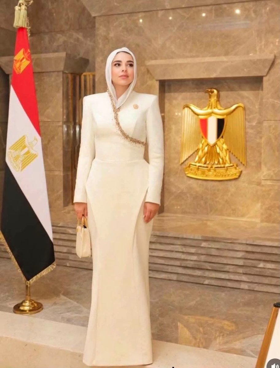 NadiaMa14905909's tweet photo. واحده بتلبس من سوق الجمعة مش عاجبها فستان آية السيسى🙄 https://t.co/zjZOkAw8Ov