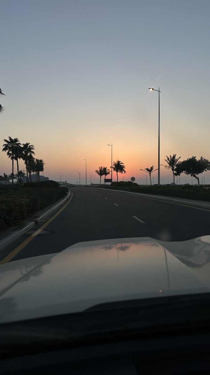 _samalh's tweet photo. للحب ألوان السماء عند الغرُوب .. https://t.co/wGyAWL852z