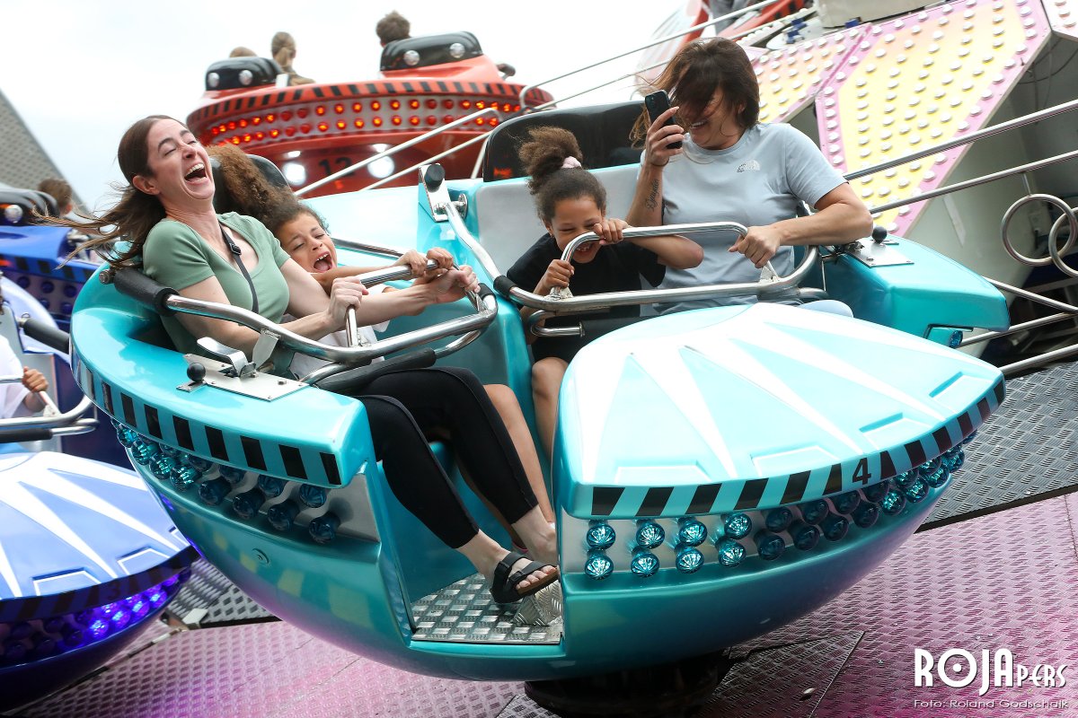ROJApers's tweet photo. Zwieren, zwaaien, rondjes draaien. Kermis Best 2026. 🎡🎢🎠📸 https://t.co/PNNDE6RsLZ
