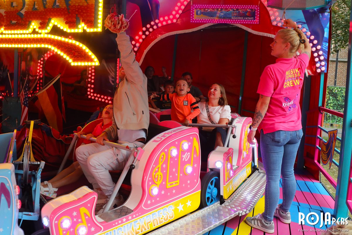 ROJApers's tweet photo. Zwieren, zwaaien, rondjes draaien. Kermis Best 2026. 🎡🎢🎠📸 https://t.co/PNNDE6RsLZ