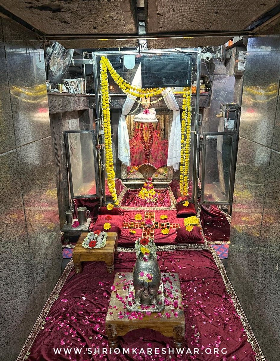 OmkarJyotirling's tweet photo. 🚩जय ओंकार जी 🚩
द्वादश ज्योतिर्लिंग में चतुर्थ, श्री ओंकारेश्वर में श्री ओंकार  महाराज के शयन दर्शन।
आषाढ़ कृष्ण पक्ष पंचमी स. 2082 रविवार दिनांक-05/07/26
वेब-https://t.co/cOFsHLEZaw
हेल्प-8989998686(8AM-8PM)
#omkareshwar #ओम्कारेश्वर https://t.co/oCdkfOCcgh