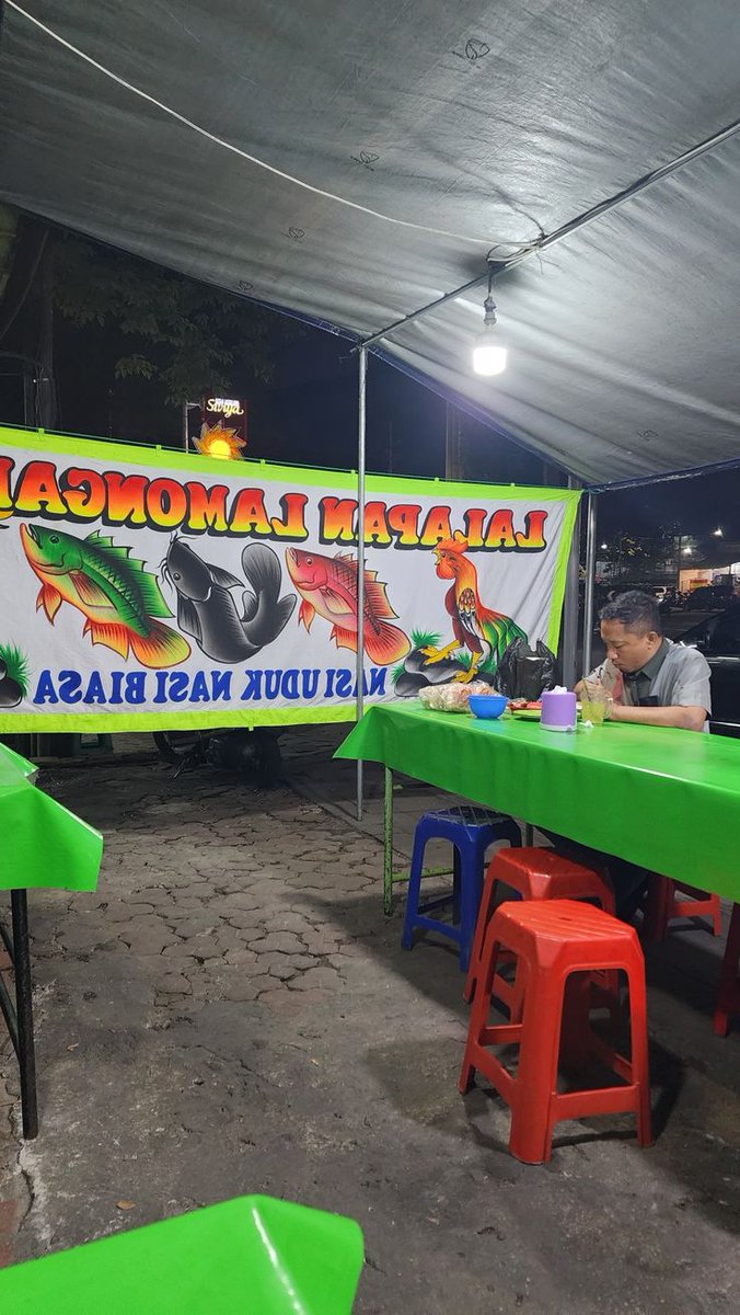 resahnegeri's tweet photo. Beberapa hari lalu aku dan suami beli mobil bekas dari sepasang suami istri kelahiran tahun 80-an, asli Jawa Timur.

Di usia 40-an mereka udah punya kos-kosan mewah sekitar 40 pintu di daerah cawang. Iya, cawang ya gaes yg harga tanah dan rumahnya udah tinggi.

Tau gk gaes kerjaan mereka apa? mereka berdua jualan di pasar, si bapak jualan kelapa parut/peras untuk santan, si ibuk jualan ayam potong, mereka jualan di pasar cuman sampe jam 2 siang,.

Si bapak cerita, dari usaha ayam potong saja keuntungannya bisa sekitar Rp50 juta per 100 hari. Selain itu, mereka juga punya 12 warung pecel lele dengan sistem setoran.

Jujur, aku benar-benar nggak nyangka.
Usaha yang mungkin sering dipandang sebelah mata dan gk keren.

Mereka juga nggak perlu pusing mikirin algoritma, strategi marketing, bikin konten setiap hari, atau ngikutin tren media sosial, Sore mereka udah santai di rumah, main sama cucu

Bener-bener kehidupan seperti itu yang aku impikan.
Setelah ngobrol sama mereka aku jadi sadar…
Kadang kita terlalu sibuk mengejar sesuatu yang terlihat keren, padahal banyak orang membangun kekayaan dengan bisnis yang sederhana, konsisten, dan dijalani puluhan tahun.

Coba donk spill usaha kalian yang nggak kelihatan mewah, nggak viral, bahkan jarang dipamerin…
Tapi penghasilannya bikin melongo. 😄

cc : fridajuniyanti