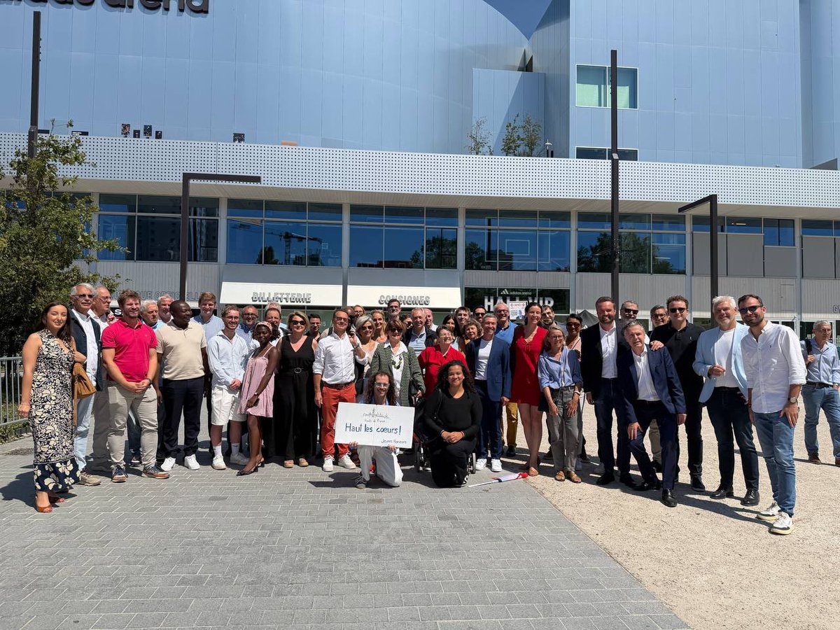 JeanMoulliere's tweet photo. 🇫🇷 Une énergie incroyable autour d’@EPhilippe_LH. Un discours de vérité, une vision pour la France et un cap assumé.

Il est temps de retrouver la fierté d’être Français et de croire de nouveau en notre pays.

#AvecEdouard #CroireEnNous https://t.co/Cp4MwtGrrp