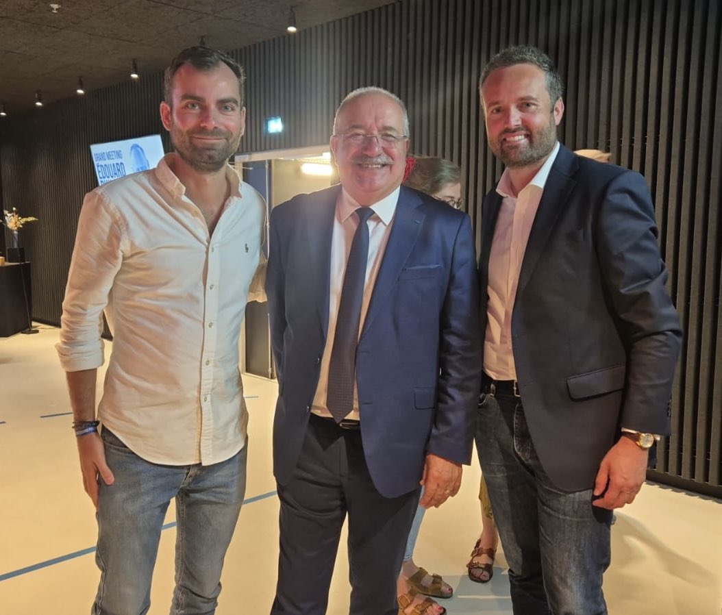 JeanMoulliere's tweet photo. 🇫🇷 Une énergie incroyable autour d’@EPhilippe_LH. Un discours de vérité, une vision pour la France et un cap assumé.

Il est temps de retrouver la fierté d’être Français et de croire de nouveau en notre pays.

#AvecEdouard #CroireEnNous https://t.co/Cp4MwtGrrp