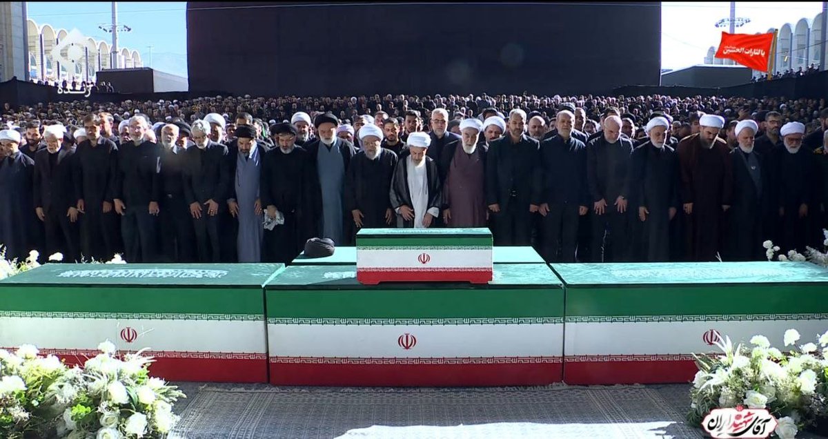 Hanil766's tweet photo. دیگه علی قرار نیست خون جگر بخوره
دیگه  علی قرار نیست تنها باشه
دیگه علی قرار نیست حرف بزنه و کسی بحرف هاش گوش نده
دیگه علی قرار نیست ...
#باید_برخاست
#امت_وفادار https://t.co/vsYULoHPH8