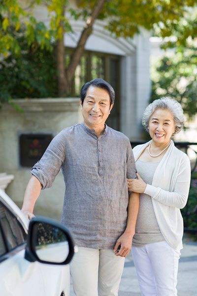 resahnegeri's tweet photo. Beberapa hari lalu aku dan suami beli mobil bekas dari sepasang suami istri kelahiran tahun 80-an, asli Jawa Timur.

Di usia 40-an mereka udah punya kos-kosan mewah sekitar 40 pintu di daerah cawang. Iya, cawang ya gaes yg harga tanah dan rumahnya udah tinggi.

Tau gk gaes kerjaan mereka apa? mereka berdua jualan di pasar, si bapak jualan kelapa parut/peras untuk santan, si ibuk jualan ayam potong, mereka jualan di pasar cuman sampe jam 2 siang,.

Si bapak cerita, dari usaha ayam potong saja keuntungannya bisa sekitar Rp50 juta per 100 hari. Selain itu, mereka juga punya 12 warung pecel lele dengan sistem setoran.

Jujur, aku benar-benar nggak nyangka.
Usaha yang mungkin sering dipandang sebelah mata dan gk keren.

Mereka juga nggak perlu pusing mikirin algoritma, strategi marketing, bikin konten setiap hari, atau ngikutin tren media sosial, Sore mereka udah santai di rumah, main sama cucu

Bener-bener kehidupan seperti itu yang aku impikan.
Setelah ngobrol sama mereka aku jadi sadar…
Kadang kita terlalu sibuk mengejar sesuatu yang terlihat keren, padahal banyak orang membangun kekayaan dengan bisnis yang sederhana, konsisten, dan dijalani puluhan tahun.

Coba donk spill usaha kalian yang nggak kelihatan mewah, nggak viral, bahkan jarang dipamerin…
Tapi penghasilannya bikin melongo. 😄

cc : fridajuniyanti