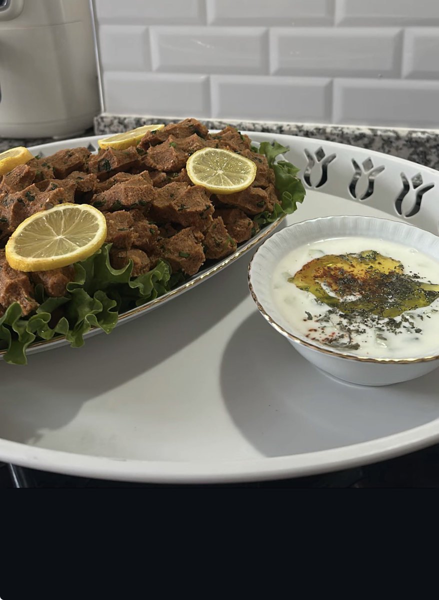 ekmmert's tweet photo. Pazar günü: Bahçemde special Mert Ekim çiğköftesi ve yanında rakım. 🍻😇 https://t.co/evdpEVd2wH
