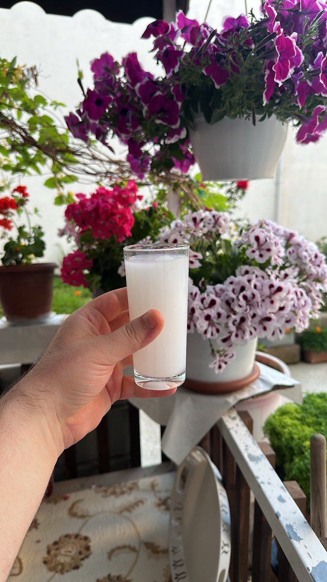 ekmmert's tweet photo. Pazar günü: Bahçemde special Mert Ekim çiğköftesi ve yanında rakım. 🍻😇 https://t.co/evdpEVd2wH