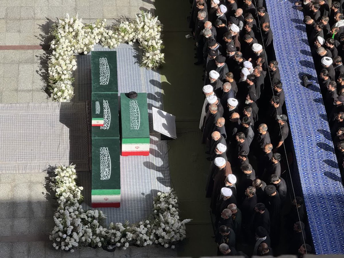 mahya__m's tweet photo. و خدا چاره کند؛
این همه دلتنگی را . . .❤️‍🩹💔

#MartyrKhamenei
#WeMustRise
#باید_برخاست https://t.co/DTnKxrcqC0