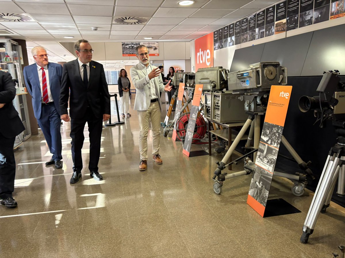 joseprull's tweet photo. Les instal·lacions de RTVE Catalunya tenen una gran potència tecnològica i audiovisual, i són, alhora, memòria col·lectiva de la història televisiva de moltes generacions.

Les vaig visitar abans ser entrevistat al programa “Aquí Parlem”, amb Lluís Falgàs: https://t.co/frb9Gp7we7 https://t.co/T7D4oiVxDM