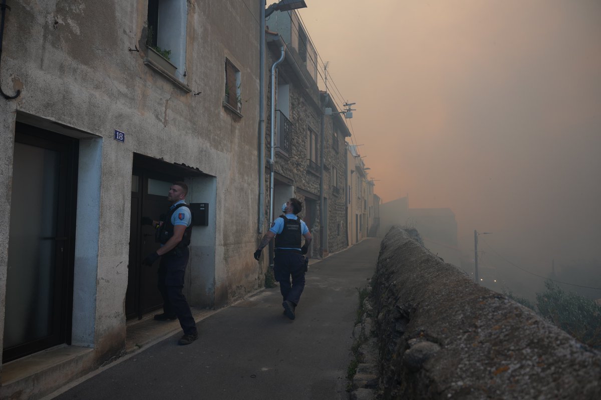 Gendarmerie's tweet photo. #Incendies 🔴 Dans les #PyrénéesOrientales, la gendarmerie est toujours mobilisée aux côtés des sapeurs-pompiers pour la protection des personnes et des biens. Pour aider l'action des secours :
➡️ Ne vous rendez pas sur les lieux des sinistres
➡️ Respectez les interdictions de circulations