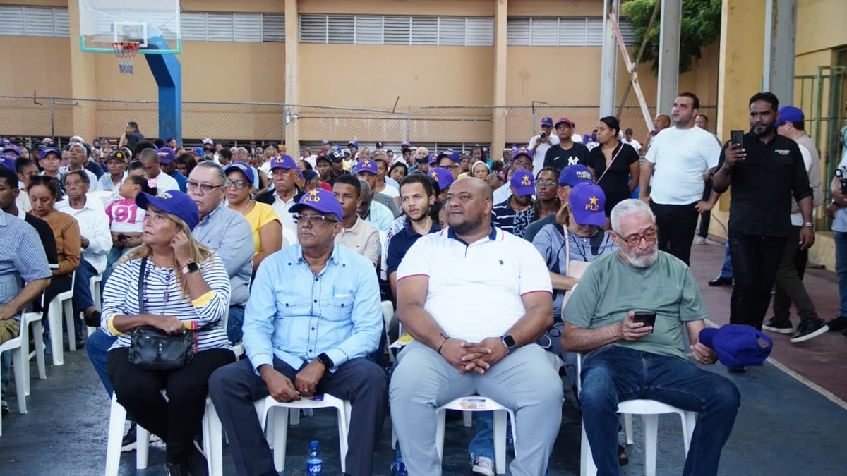 DanielaVTavare1's tweet photo. El compromiso demostrado por los equipos que acompañan a Francisco Javier refleja una organización preparada para los retos venideros. #FranciscoJavierPresidente🇩🇴 #DNconFranciscoJavier https://t.co/uyFuIPy7wH