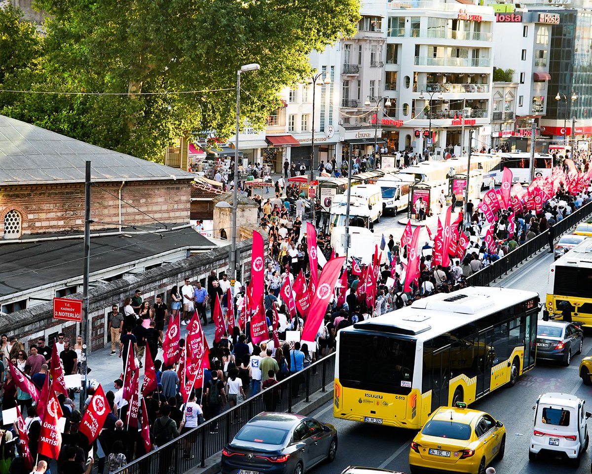 TipIstanbul's tweet photo. 7-8 Temmuz’da Ankara’da gerçekleşecek NATO Zirvesi’ne karşı bir araya geldik.

Dünyanın dört bir yanında kontrgerilla yöntemleriyle, darbelerle, işgallerle, katliamlarla, yıkımla ve savaşla anılan bu emperyalist savaş aygıtına karşı sözümüz nettir:

Bu ülke NATO’nun karargâhı, emperyalizmin ileri karakolu, savaş baronlarının pazarlık masası olmayacak.

Bağımsızlığımız bu ülkenin emekçilerinin, gençlerinin, kadınlarının, yoksul halk çocuklarının kanıyla kazanıldı. Onu saray protokollerine, silah tekellerine, emperyalist hesaplara teslim etmeyeceğiz.

Emperyalizme karşı halkların kardeşliğini, savaşa karşı barışı, sömürüye karşı emekçilerin iktidarını savunuyoruz.

Bu topraklarda bağımsızlık fikri yenilmedi; yine yenilmeyecek.