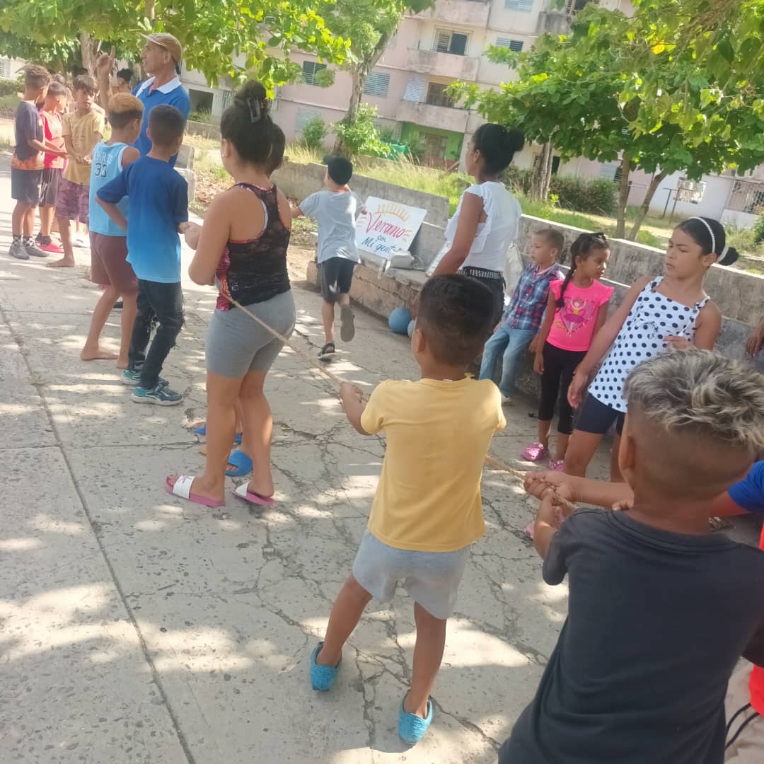CarlosGe's tweet photo. ¡Verano en Levisa al máximo! 🎉☀️ El Parque de las 72 Viviendas vibró con el #VeranoConMiGente.

Brigada José Martí, Iniciativa Cultural Sueña e #INDER unieron fuerzas: canciones cubanas, trova, monólogos, libros y juegos. 🎶📚🎭 https://t.co/3MNtoYEd6t