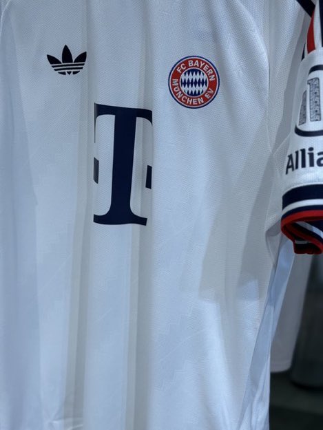 twin_abena's tweet photo. Bayern’s away jersey slaps harder than I thought, beautiful https://t.co/0ZOAmy8QQr