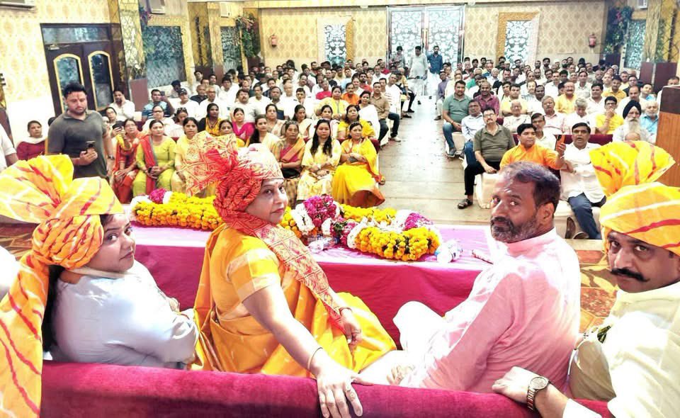 isumannsingh's tweet photo. पूर्व महानगर महामंत्री बड़े भाई @PPehalwan_BJP जी द्वारा आयोजित नवनिर्वाचित राज्यसभा सांसद श्रीमती अलका गुर्जर जी के स्वागत एव सम्मान समारोह में पार्षद होने के नाते उपस्थित रहने का अवसर प्राप्त हुआ। 
@alka_gurjar 
सफल आयोजन की बड़े भाई को बहुत-बहुत बधाई। https://t.co/kfJpJLThBA